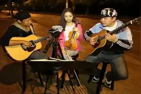 夜晚，在少人街边，一个年轻街头艺人组合深情演绎《你的样子》