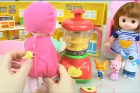 小宝宝躺在浴缸里面在泡热水澡呢视频封面