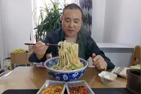 喜欢吃面条的一定要关注，教你做简单又营养的热汤面好吃不腻视频封面