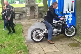 小伙刚买了辆摩托，就急着炫耀，结果没一会就后悔了视频封面