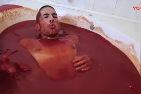 老外实力作死, 用辣椒酱洗澡, 画面太美不敢看!_超清视频封面