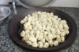 农村大铁锅蒸饺子，先煮后蒸特别筋道，有喜欢吃饺子的吗