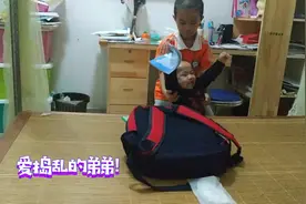 弟弟进哥的房间就开始各种捣乱，看哥哥是怎样治理他的。视频封面