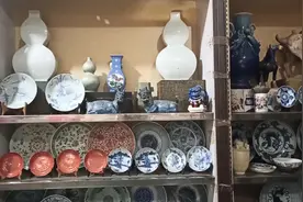 一个北京大爷在古玩市场开了个专门卖瓷器的店铺，有不错的瓷器吗视频封面