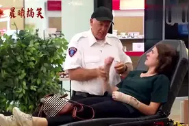 路人帮助病人擤鼻涕，医护人员竟这样扔纸巾，吓懵路人视频封面