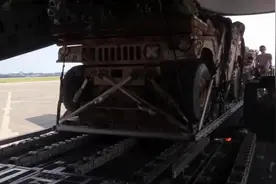 C-17空投悍马图片