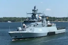 护卫舰自动舰炮快速发炮击沉海盗船，炮弹命中了海盗的小船视频封面