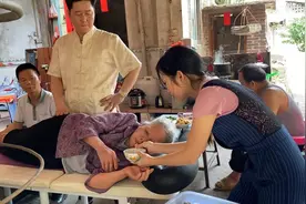 婆婆身体不好病了，关键时刻还是媳妇细心，拿一条吸管给婆婆喝水视频封面