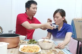 媳妇最近不舒服吃不下饭，老公做好大餐一口口的喂，满满的幸福感