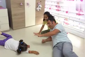 亲子早教游戏：外国小朋友和爸爸妈妈带上面具！一起玩游戏！视频封面