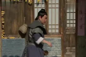 卖烧饼回来，武大郎不仅吃不上饭，还得看潘金莲脸色，真窝囊视频封面