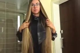 女子头发又滑顺又长，发质真是好，看着让人羡慕