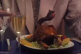 男子失恋后喝酒吃烤鸡，烤鸡居然对他说不要谈恋爱，吓得他不敢吃视频封面