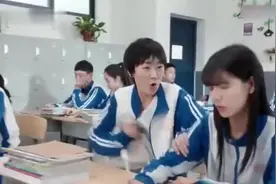 班里新来了个转校生，样子长得太帅，一出场全班女生集体心动了！