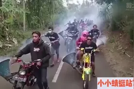 印度小伙摩托车排气管装喇叭炸街，这是什么操作？视频封面