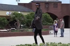 突然看见旁边出现一个高个子小伙，下一幕路人反应真搞笑