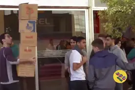 街头恶搞：小伙抱着一堆箱子假装摔倒，吓得路人纷纷举手视频封面