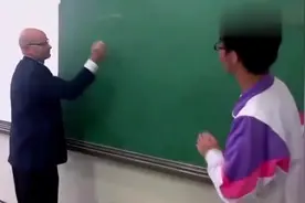 美国教授讲解美国方程式，被中国留学生秒解答，现场一片尴尬视频封面
