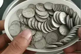 如何清理钱币上污渍？这样做可以让钱币收藏价值翻倍。视频封面