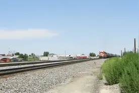 重载列车的马力真强大，拉着这么多货物前行视频封面