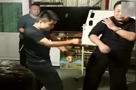 民间太极老拳师，演示八极拳“提肘”技法，堪称能实战的真功夫图片