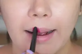 樱桃小嘴涂口红一定要慢一点，这样容易一步到位