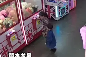 又现“真人娃娃机"?这个真娃娃真的夹不起......图片