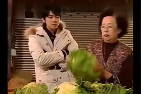 搞笑一家人：韩国奶奶腌美味的泡菜，家庭地位提高视频封面