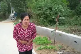 姑娘内急上厕所，怎料看厕所小伙太话痨，姑娘竟没憋住图片