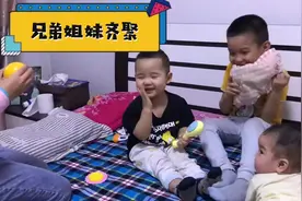 兄弟姐妹齐聚床上玩游戏，打打闹闹又何尝不是一种感情呢