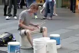 外国牛人街头用水桶敲出架子鼓，帅的不要不要的(͏ ˉ ꈊ ˉ)✧视频封面