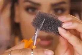 国外一妹子竟然拿刷碗的海绵当粉扑用，这么用不疼吗？视频封面