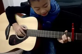 8岁小孩刚练吉他第一次弹唱（童年）勇敢的尝试太不容易了！视频封面