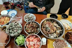 没有刷子，直接用刷厕所的刷子刷海鲜，大伙能吃吗？不吃省了视频封面