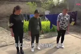 农村婆婆学跳广场舞，俩儿媳一人一边教，婆婆动作太逗了！视频封面