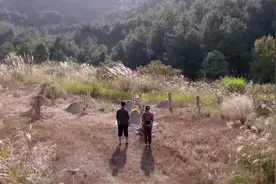 姑娘貌美如花，却因抗日战争剪掉长发，誓死和鬼子拼搏到底