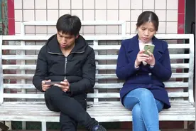 老公和媳妇聊天，媳妇处处给老公挖坑，看老公如何机智应对视频封面