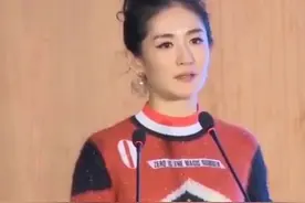 谢娜童年拿着书与父亲合照 被何炅调侃“摆拍高手”