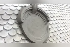 用沙子和水泥在屋顶上建一个装饰圆窗，增加房屋结构的美感视频封面