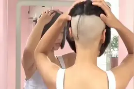 湖北妹子长发飘飘，没想到她会把一半剃光，这个样子真是太难看了视频封面