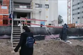 中国工人在以色列贴砖，看似活儿少钱多，却是用健康代价换来的!视频封面