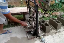 牛人用简单材料自制这款制砖机，真的太实用了，发明者真是天才！