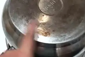 不锈钢锅底锈渍难清洗？只需一招，让锅底光亮如新，赶紧试试视频封面