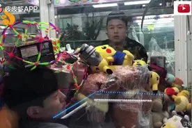 韩国小伙躲在娃娃机里恶搞路人，太搞笑了！视频封面