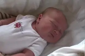 小宝宝在睡梦中不开心，这是做噩梦了吗