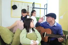一群天真快乐的萌娃和顽童老师弹唱一首《海草》，像一颗海草~