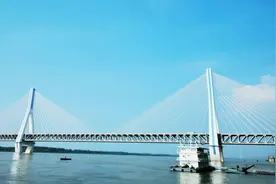 武汉最贵长江大桥：110亿建成天兴洲大桥，上面每天跑260趟高铁！视频封面