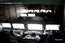 盐城:战“疫”一线，网吧违规开门营业，民警深夜破门而入视频封面