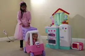 小萝莉帮妈妈带宝宝，好厉害视频封面
