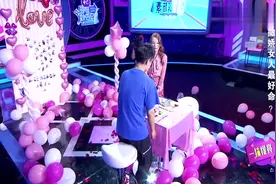 男友切好牛排，女友一直撒娇要他喂自己吃，男友：你自己没有手吗